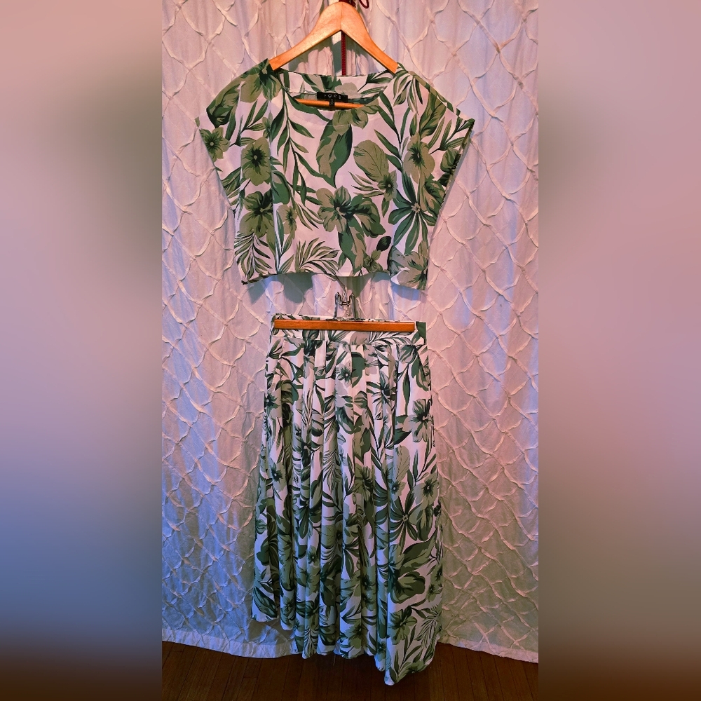 Bloomingdale's Fore - Green and White Floral Two-Piece Set - Circle Skirt & Crop